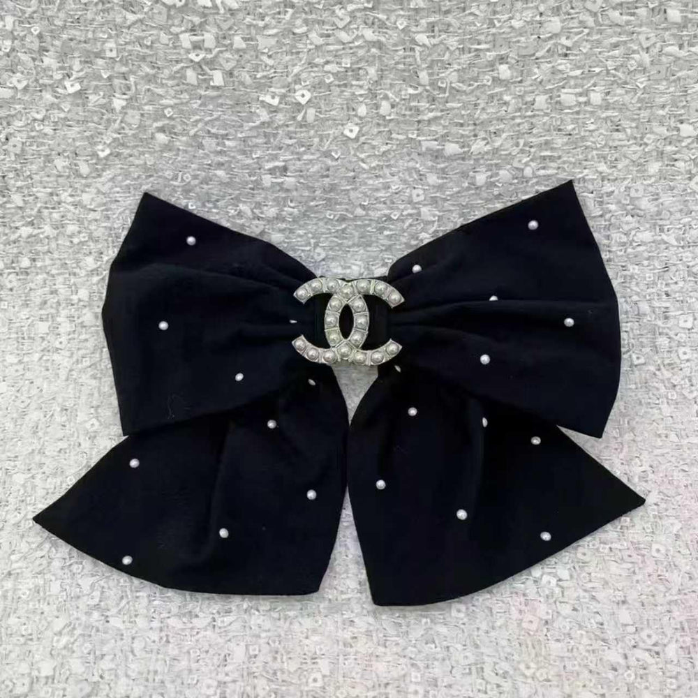 Détails perles et cristal sur l'accessoire ceyfey, allure sophistiquée possible