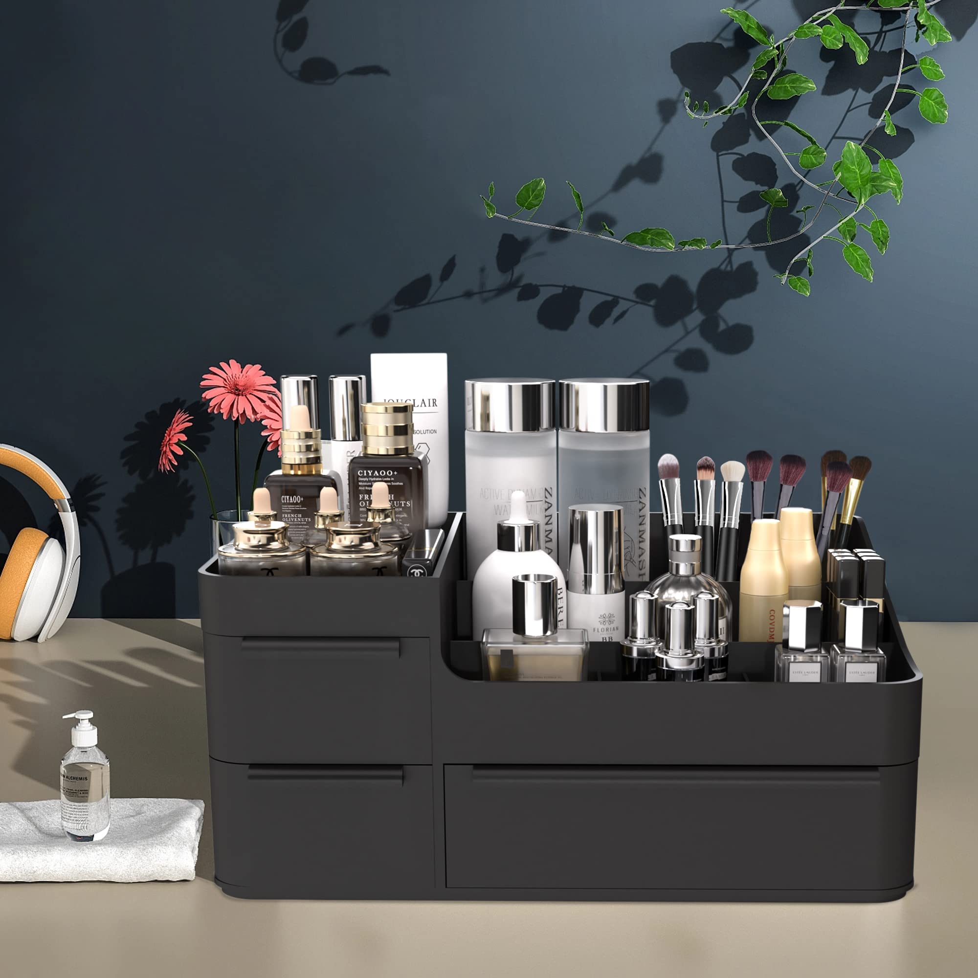 CHANCETSUI couleur blanc disponible apporte une touche lumineuse au vanity.