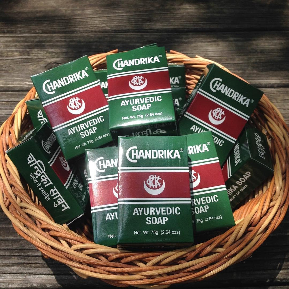 Chandrika savon ayurvédique – barre-usage-mains : savon doux pour les mains au quotidien.