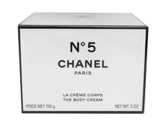 Crème Corps Chanel N°5 emballage élégant pour un rituel soin sensuel.