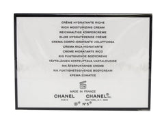Crème Corps Chanel N°5 texture veloutée offrant hydratation légère et nourrissante.