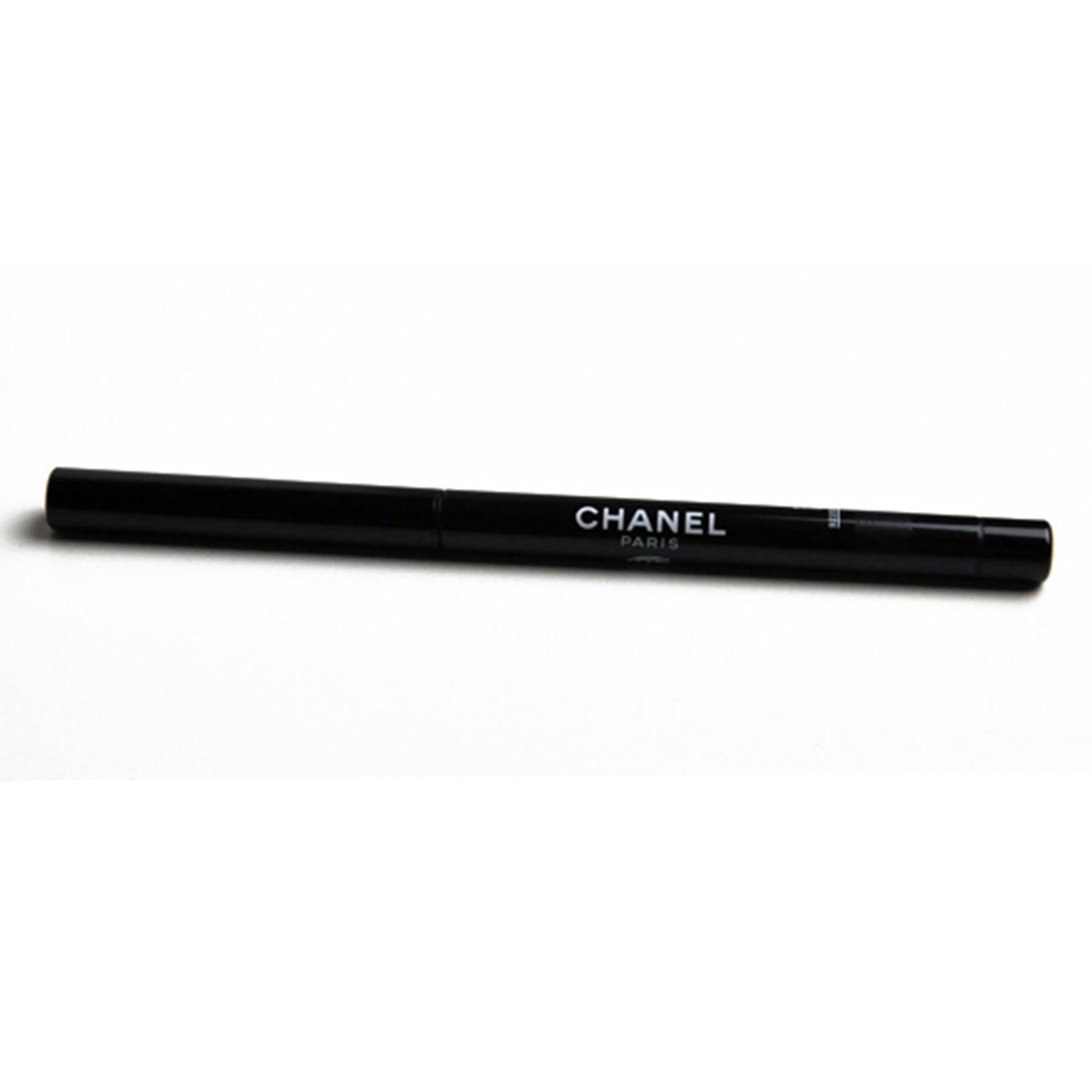 CHANEL Stylo Yeux résistant à l'eau Cassis 83 – mécanisme rétractable pratique pour le jour et soir.