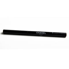 CHANEL Stylo Yeux résistant à l'eau Cassis 83 – mécanisme rétractable pratique pour le jour et soir.