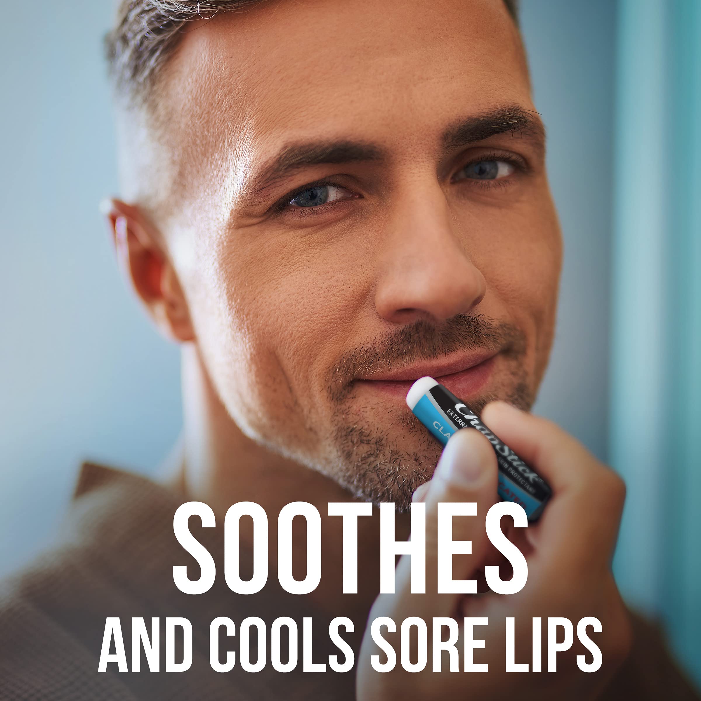 Application sur les lèvres avec ChapStick Classic.