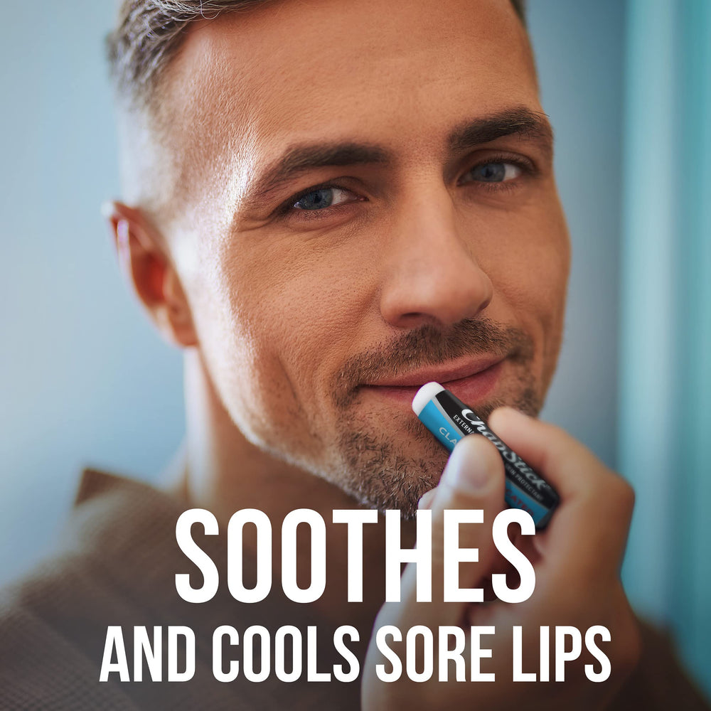 Application sur les lèvres avec ChapStick Classic.