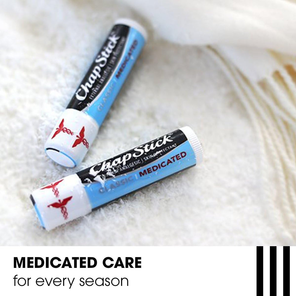 Baume ChapStick Classic Médicamenteux prêt à être utilisé sur les lèvres.
