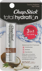 ChapStick Total Hydration Coco en action, application précise sur les lèvres.