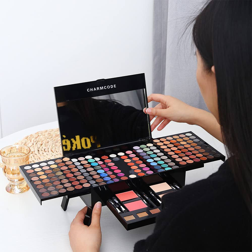 CHARMCODE-crayon-eyeliner-noir permet une ligne nette et durable.
