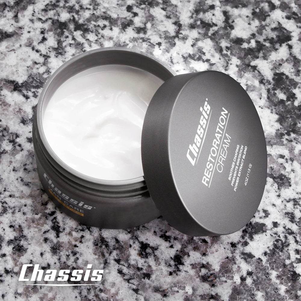 Massage léger avec la crème Chassis avant l effort pour confort durable