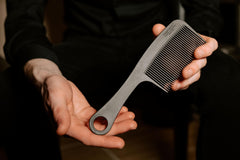 Chicago Comb Modèle 14 démêle la barbe pour un aspect net et soigné.