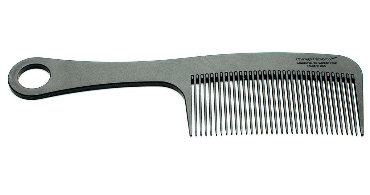 Chicago Comb Modèle 14 en fibre de carbone facilitant le démêlage des cheveux longs avec douceur.