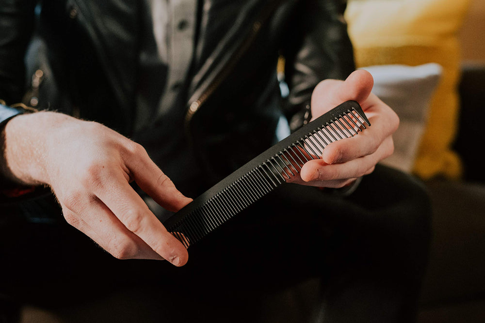 Chicago Comb Model 6, dents fines carbone fibre, précision du part et coiffage précis.