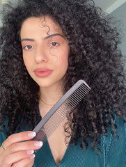 Chicago Comb Model 6, dents larges carbone fibre, démêlage en douceur et volume naturel.