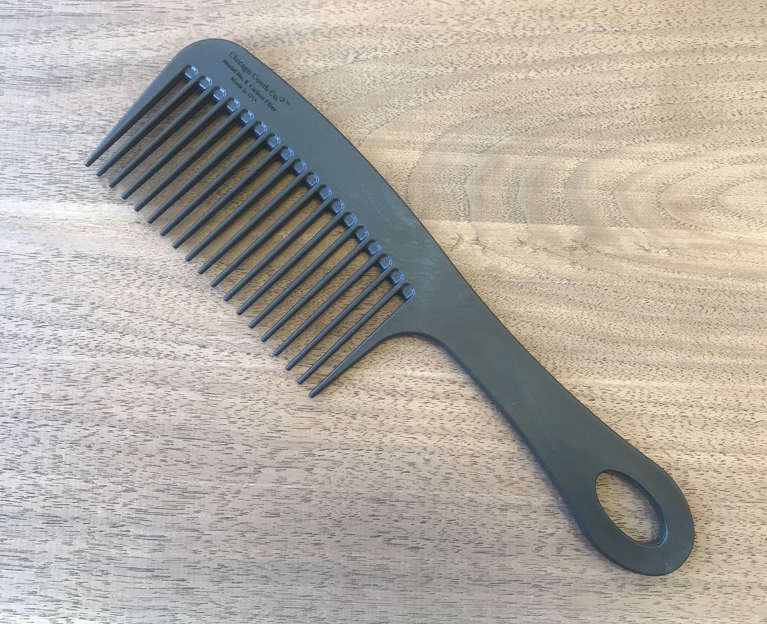 Cheveux bouclés et naturels démêlés par le Chicago Comb Model 8