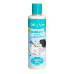 Childs Farm présente sa bouteille d'apres-shampooing coco-nourish pour les cheveux bouclés des enfants.