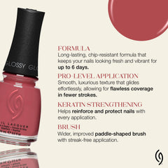 Manucure sur main avec China Glaze Fifth Avenue, look quotidien élégant.
