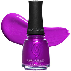 Vernis China Glaze Summer Reign dans sa bouteille violet brillant pour une couleur vive et durable.