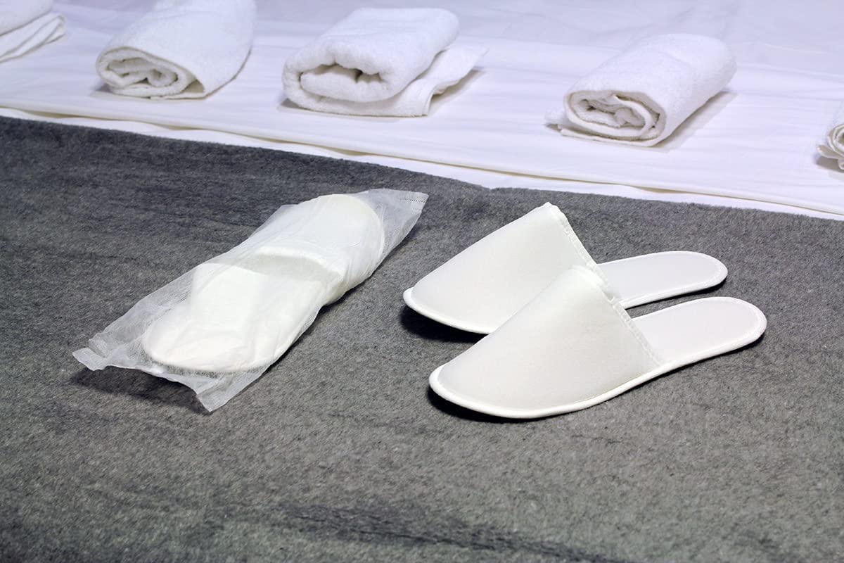 Chochili chaussons hôtel blancs et fermés, confort discret pour chaque visiteur