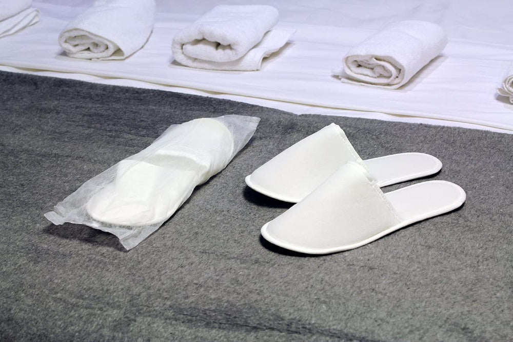 Chochili chaussons hôtel blancs et fermés, confort discret pour chaque visiteur