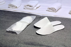 Chochili chaussons hôtel blancs et fermés, confort discret pour chaque visiteur