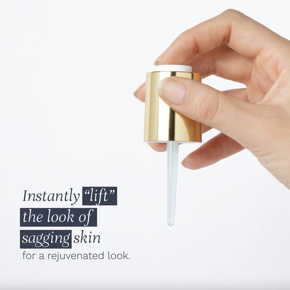 City Beauty UpLift Serum: main appliquant le sérum en mouvements ascendants.