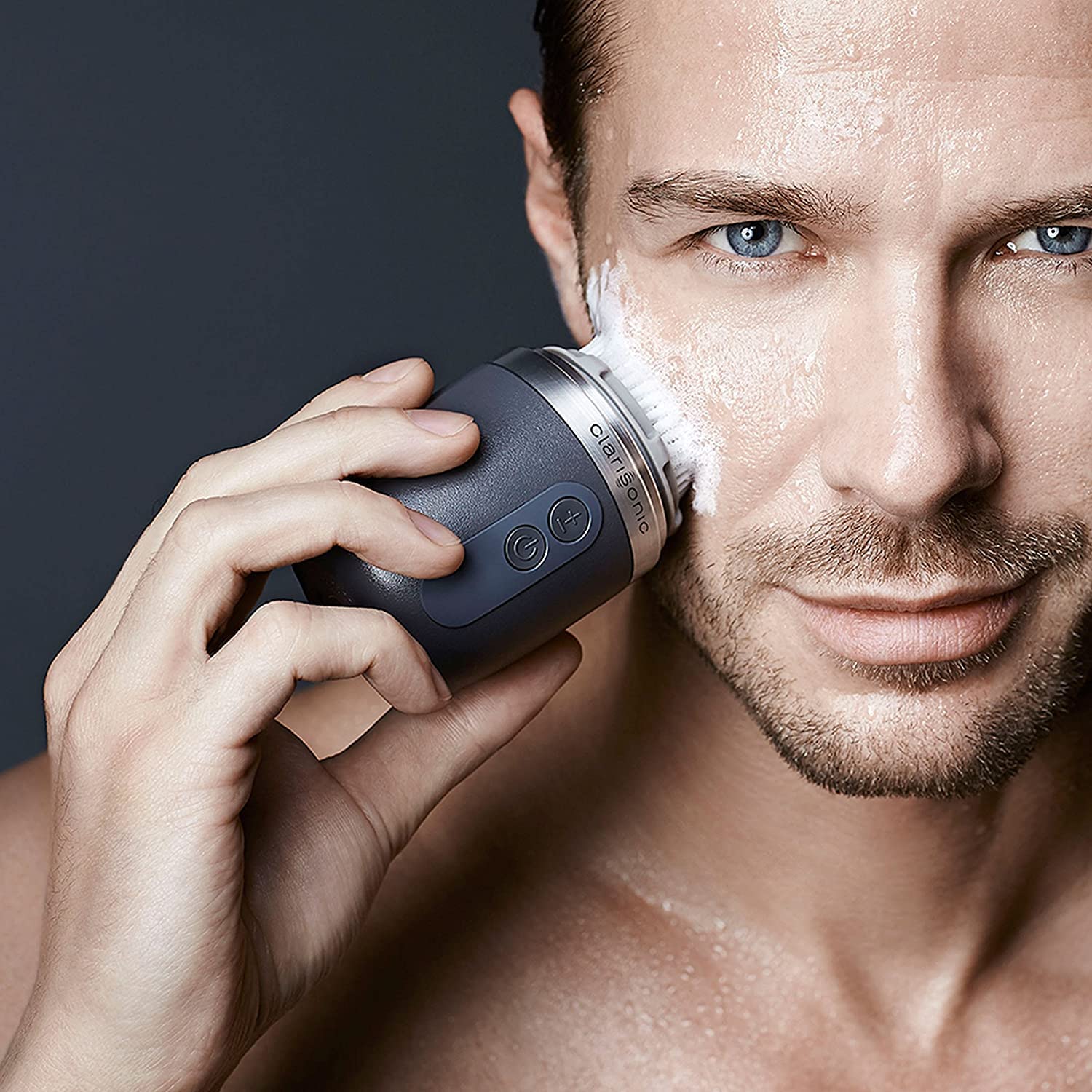 Brosse visage pour homme, prépare le visage et facilite un rasage plus précis.