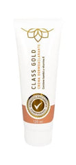 Application de la crème Dermoaclarante Class Gold Cosmetics sur la peau, éclaircissement ciblé.