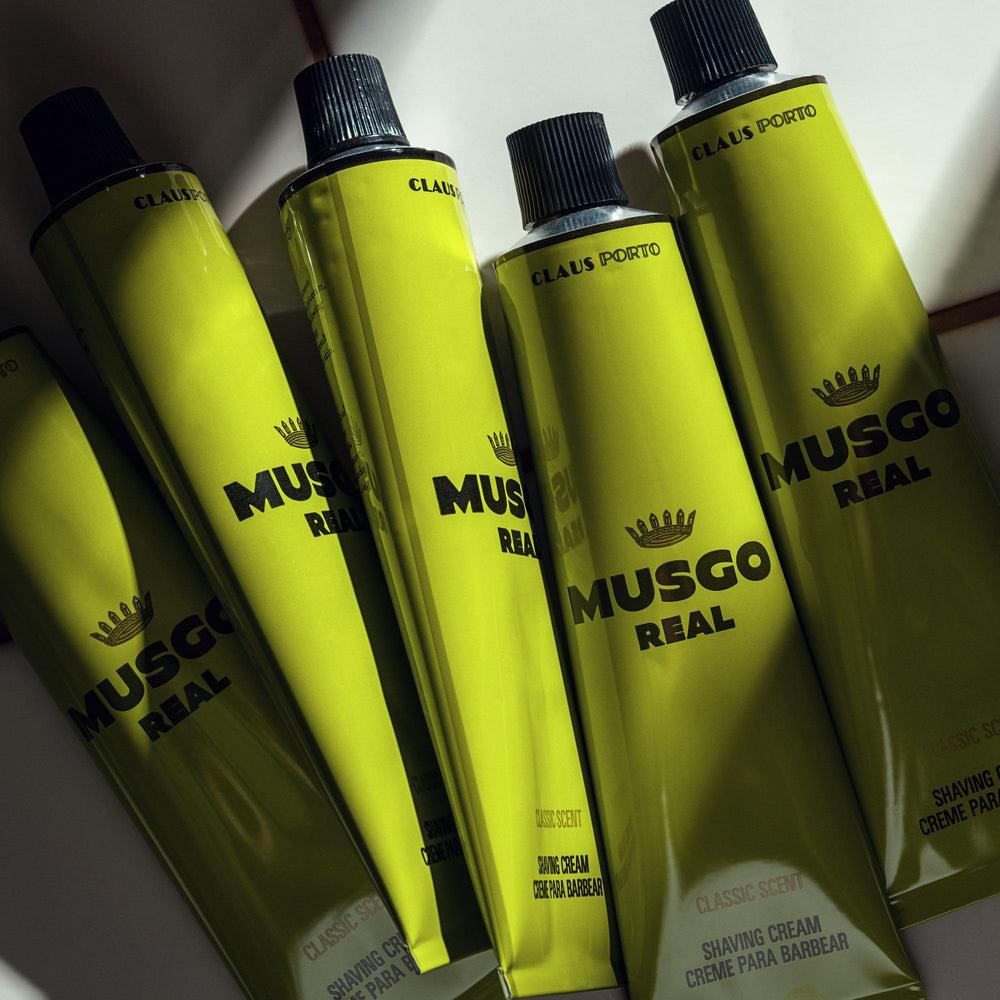 Application sur le visage de Claus Porto Musgo Real crème rasage pour peau préparée