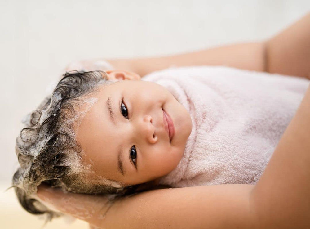 Bain d'enfant simplifié avec Clean Kids Naturally Shampoing tropical, mousse légère.