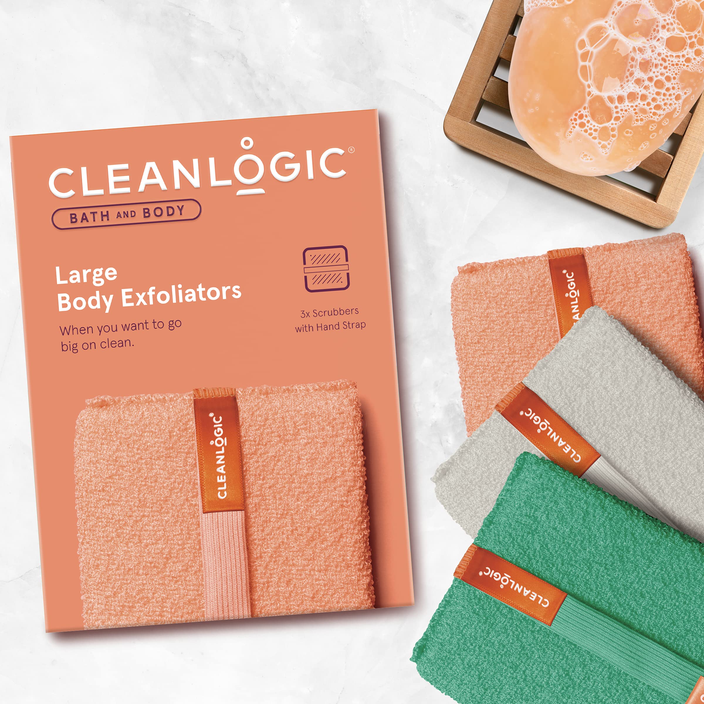Cleanlogic brosse-exfoliante douceur: massage circulaire révélant une peau fraîche.