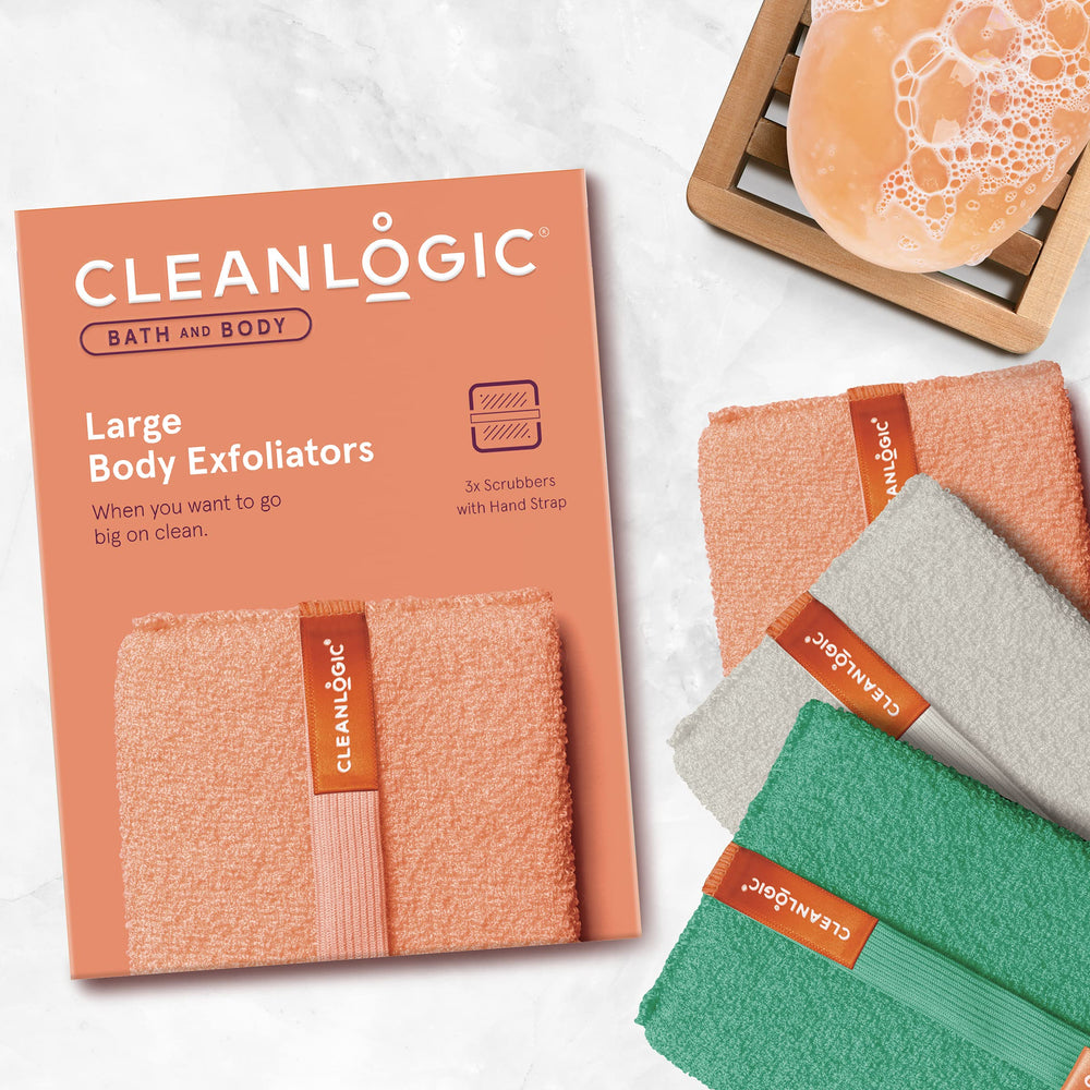 Cleanlogic brosse-exfoliante douceur: massage circulaire révélant une peau fraîche.