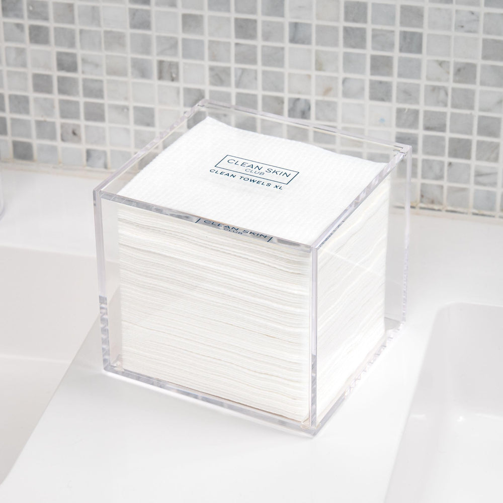 Rangement salle de bain CLEAN SKIN CLUB sur plan plat, accès rapide.