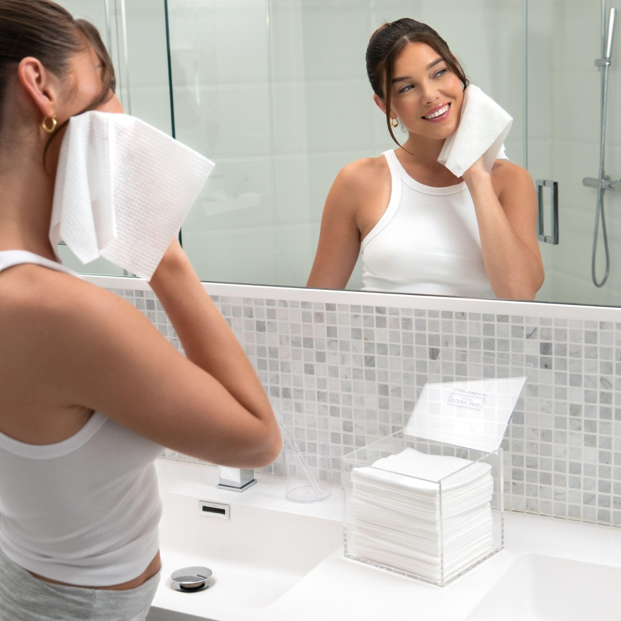 Boîte CLEAN SKIN CLUB en acrylique, facile à nettoyer et hygiénique.