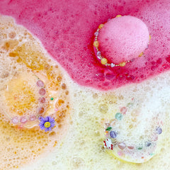 Clear and Fresh bombe-bain-donut-arome-douce procure une fragrance apaisante lors du bain.