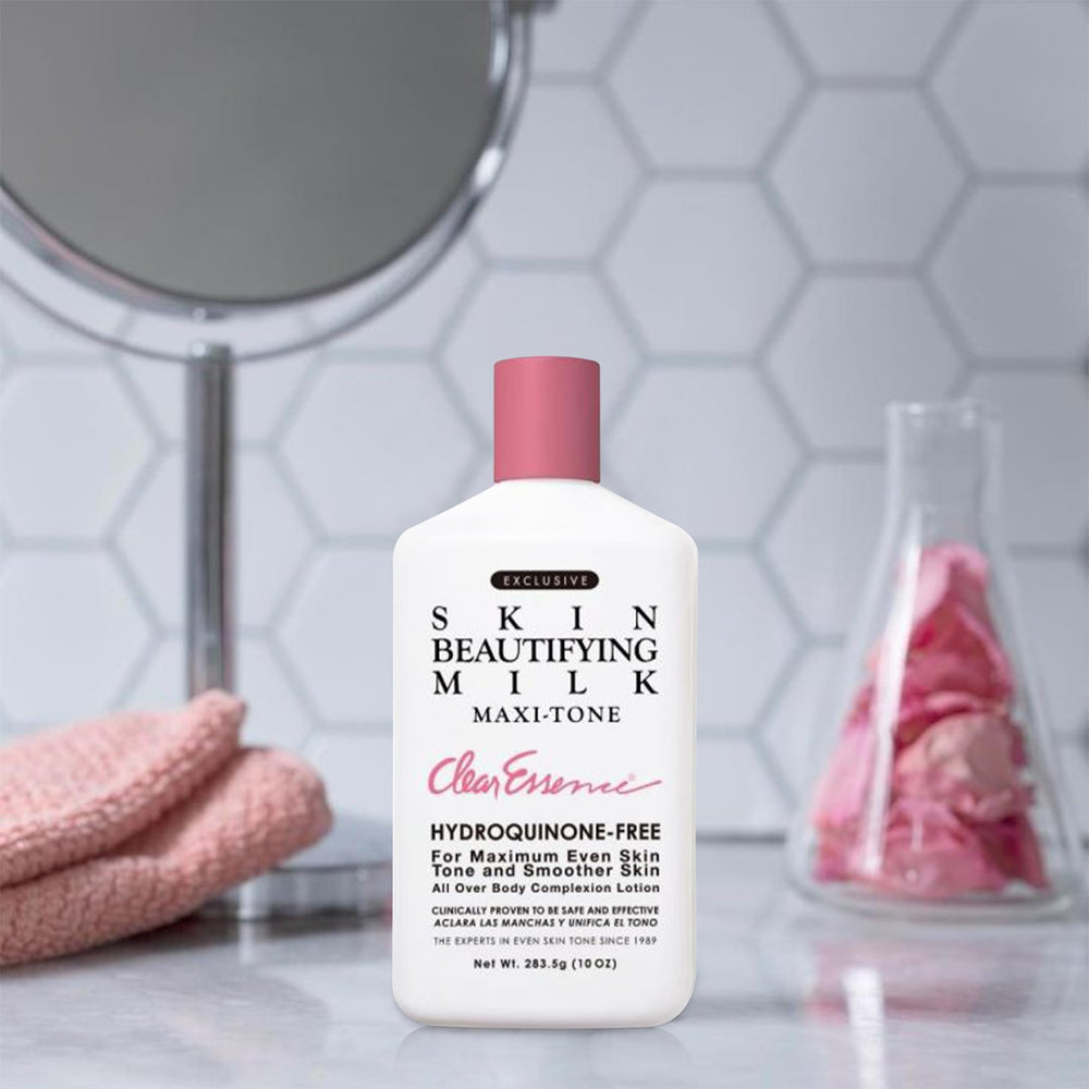 Plan rapproché du lait Clear Essence Maxi-tone révélant une peau lumineuse.