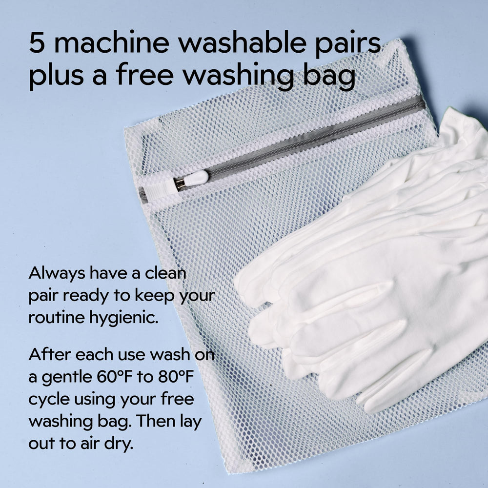 Sleeping Mitts Clearbody, favorisent l’absorption nocturne du soin pour les mains.