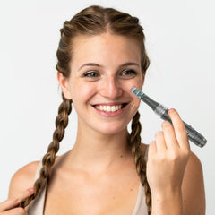 Stylo Dermaroller CLETINA avec aiguilles miniatures pour démarrage en douceur.