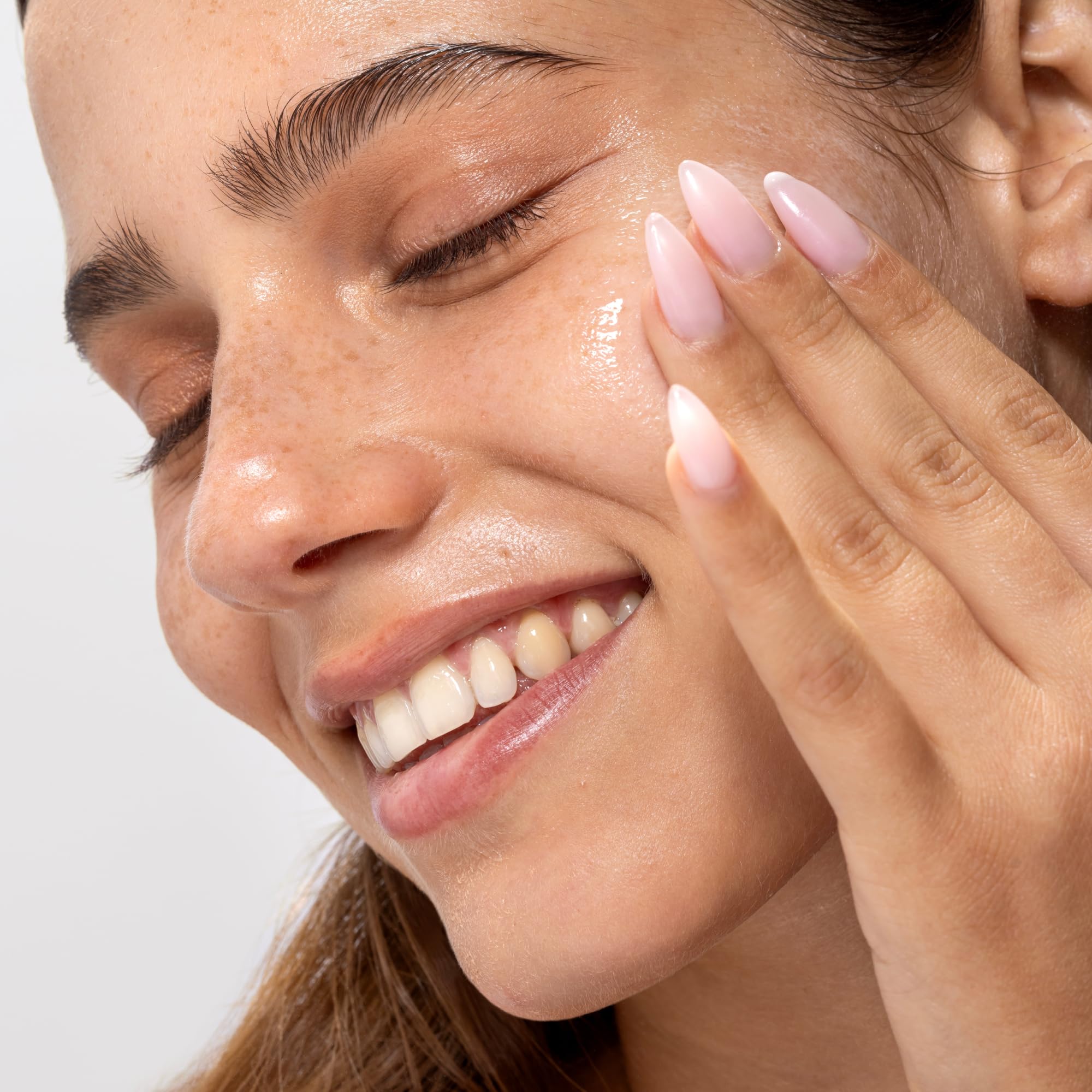 Cliganic Gel Nettoyant Visage - texture gel légère pour une sensation rafraîchissante.