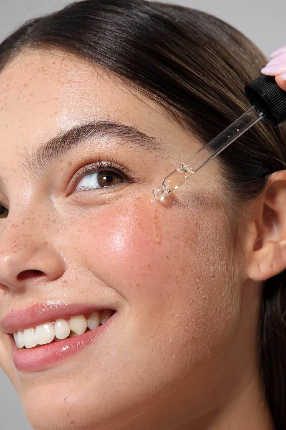 Cliganic Huile de bourrache, application visage—texture soyeuse et absorption rapide.