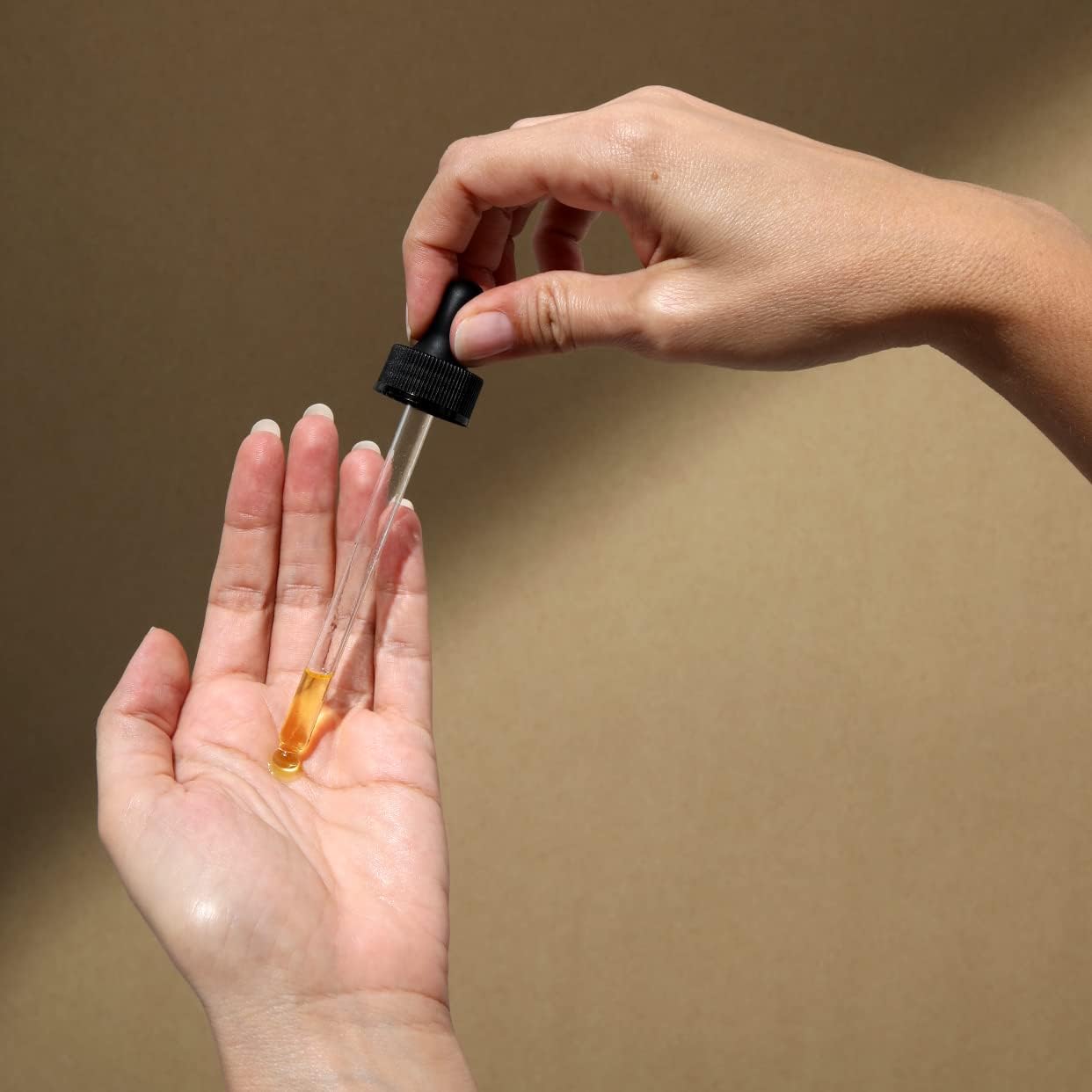 Cliganic huile de citrouille pour cheveux, appliquez sur les longueurs pour nourrir sans alourdir.