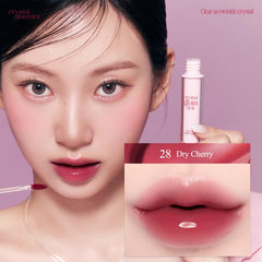 Application lisse et précise des lèvres avec CLIO Teinte Cristal Glam.