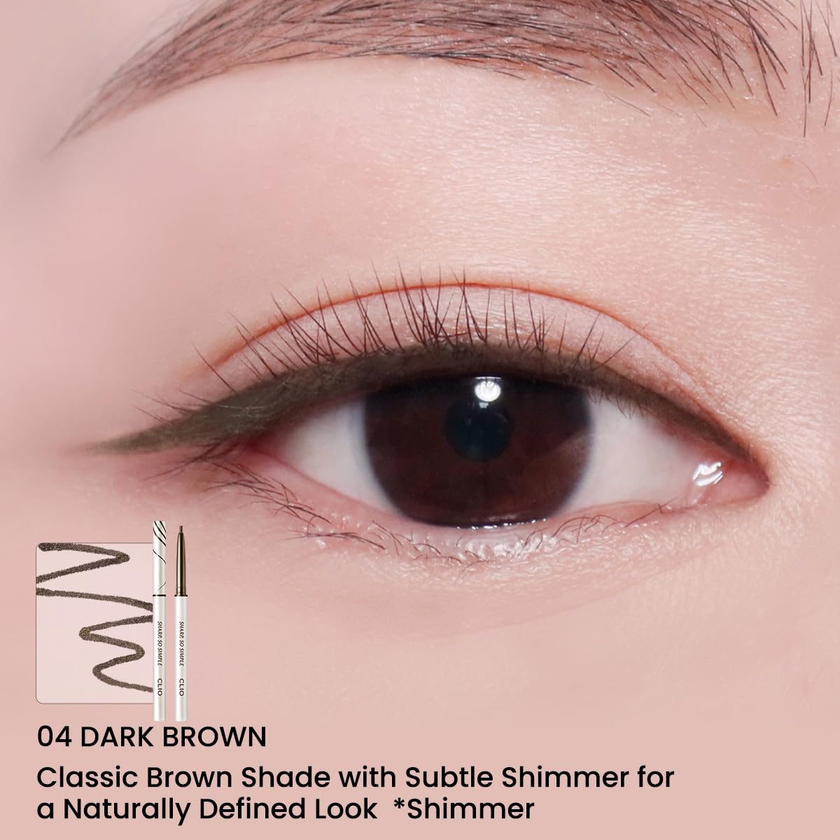 CLIO Sharp So Simple : application crème douce et confortable sur la paupière.