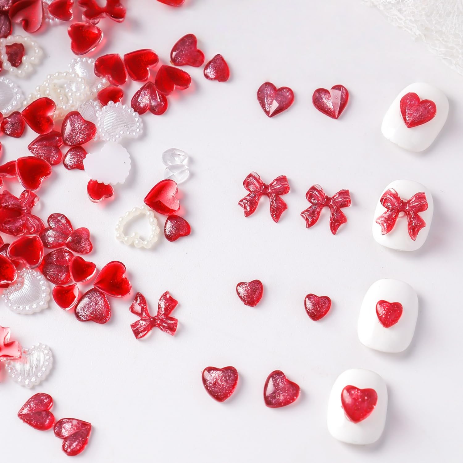 CnSybaris: Strass-coeur rouge; accent fort pour des ongles festifs et glamour.