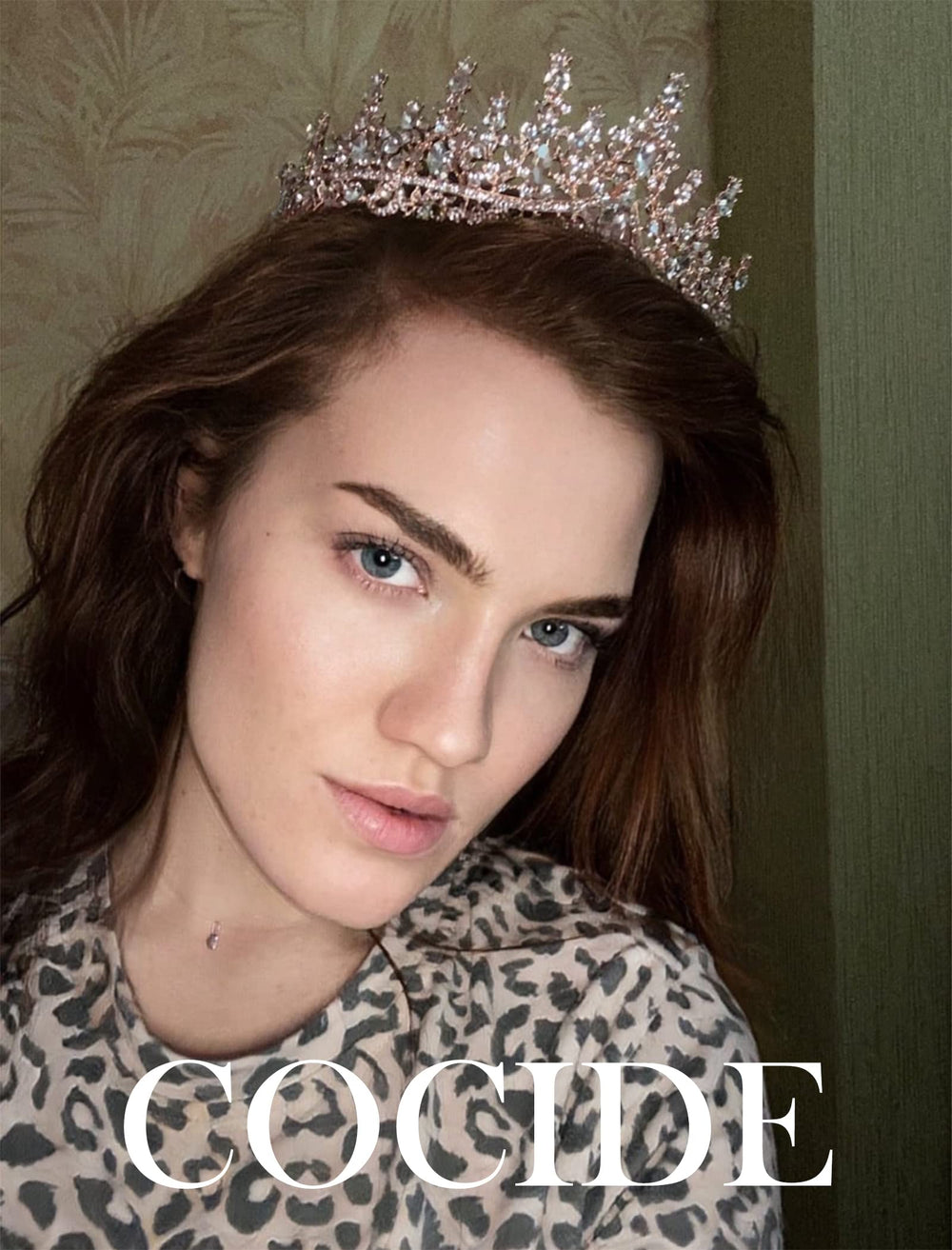 Couronne COCIDE en or rose avec cristaux vue latérale, parfaite pour coiffure de soirée.