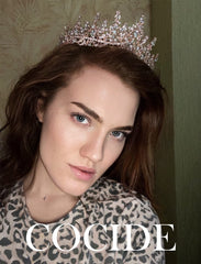 Couronne COCIDE en or rose avec cristaux vue latérale, parfaite pour coiffure de soirée.