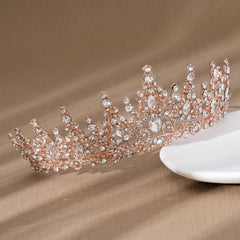 COCIDE couronne or rose portée sur coiffure de mariée, élégance assurée.