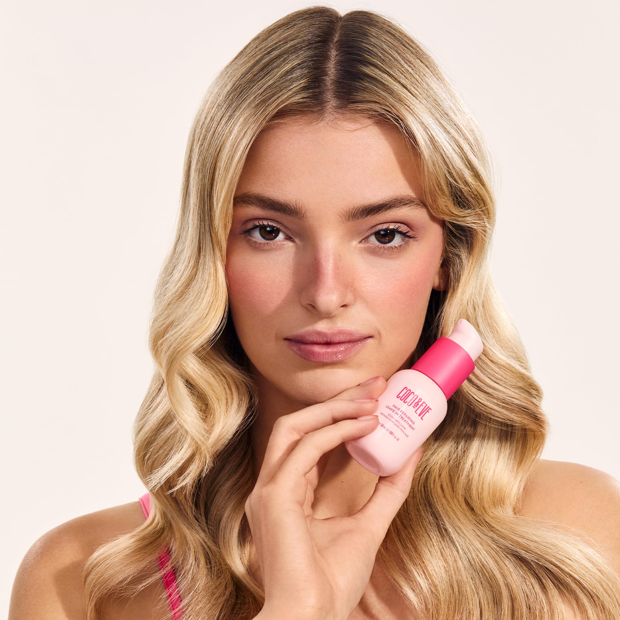 Acide hyaluronique Coco & Eve hydrate les cheveux en profondeur.