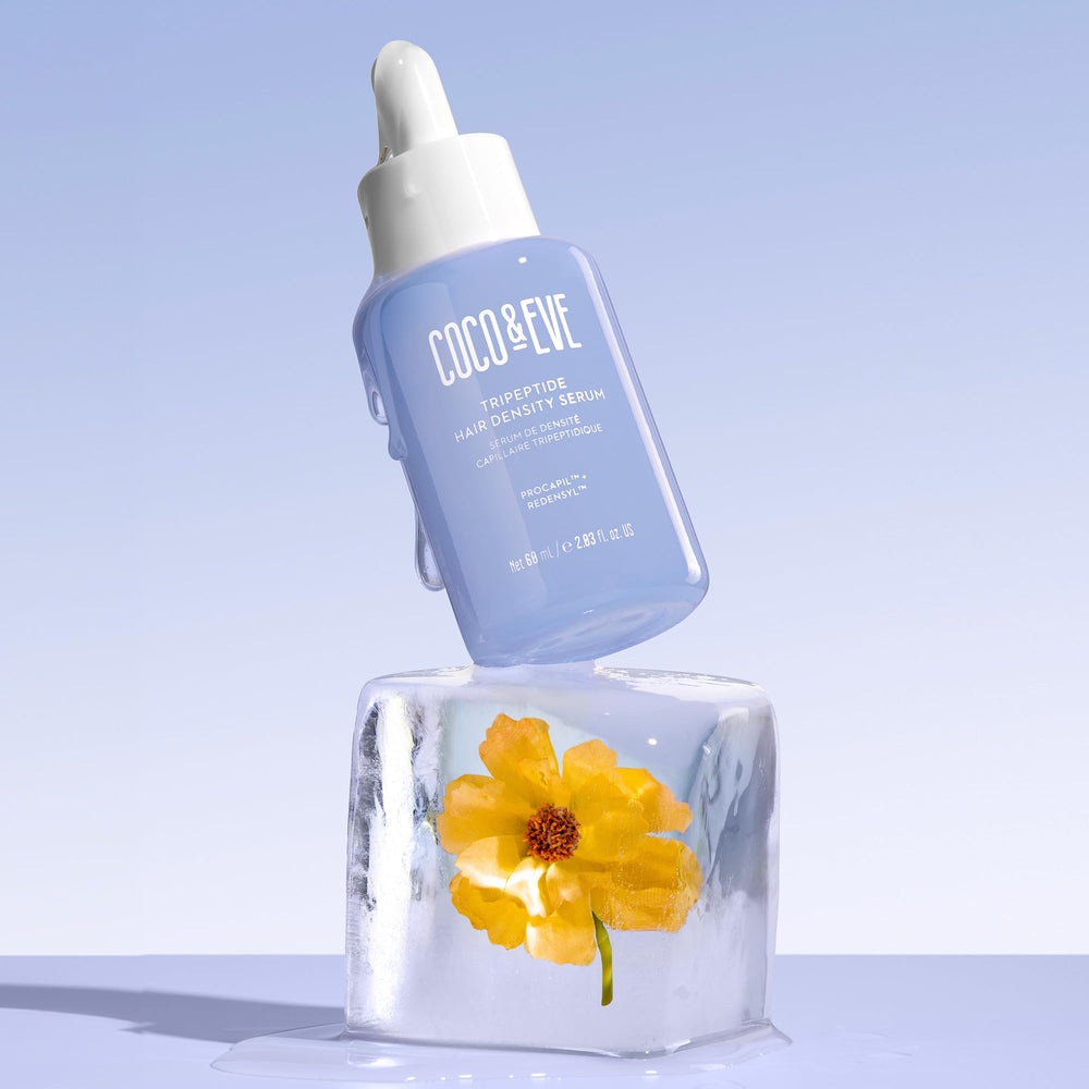 Gouttes du sérum Coco & Eve prêtes à être appliquées sur le cuir chevelu.