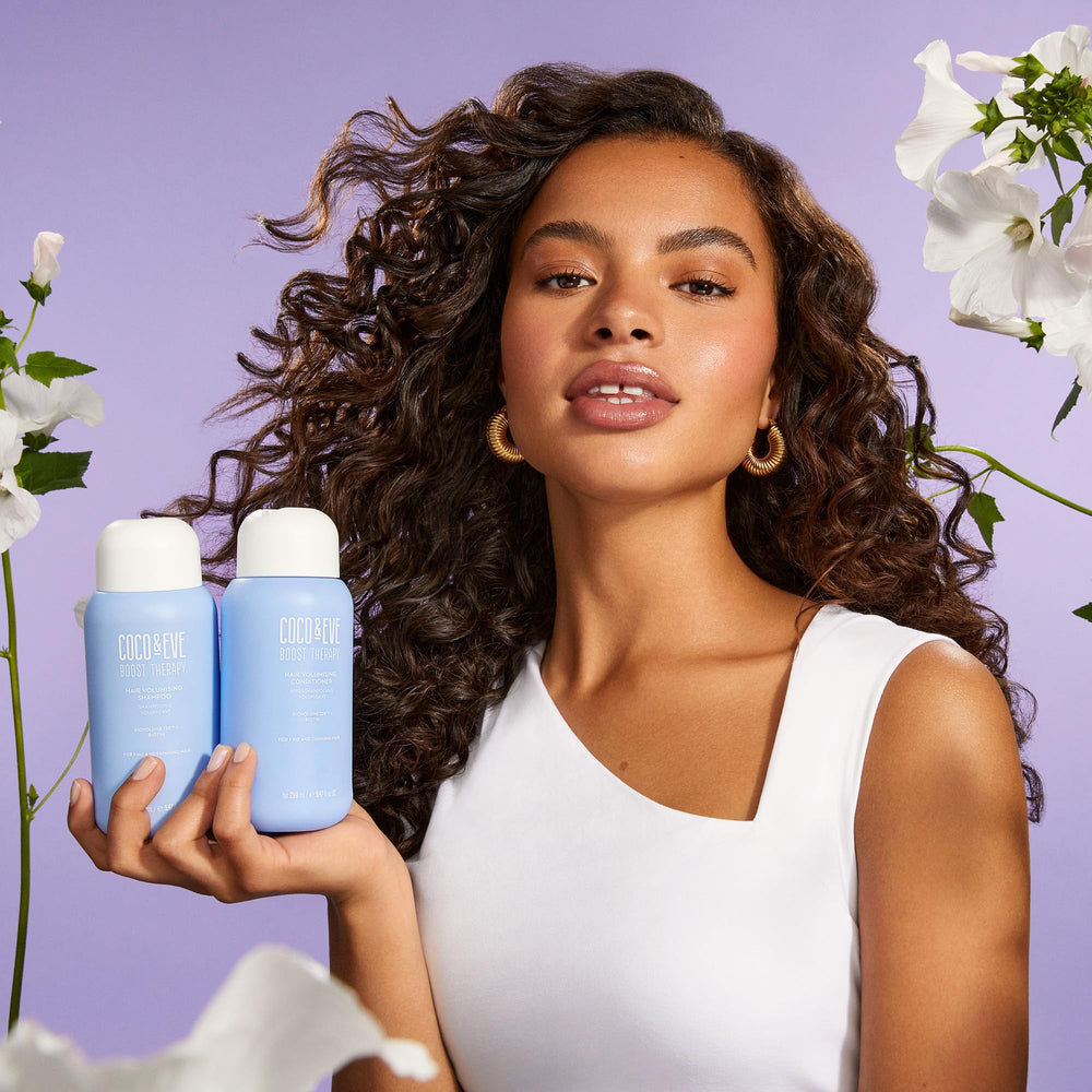 Texture crémeuse du Shampooing Boost Therapy lors de l’application.