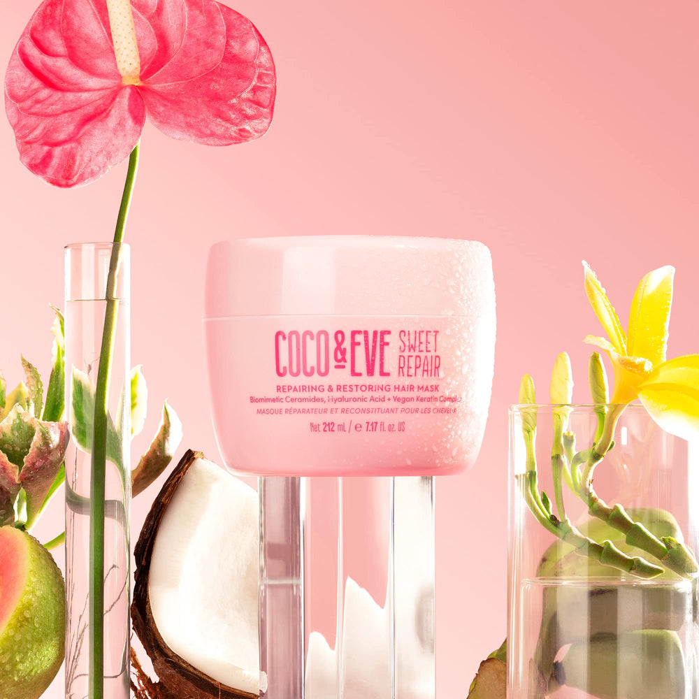 Texture crémeuse du masque Coco & Eve Sweet Repair prête à l'application.